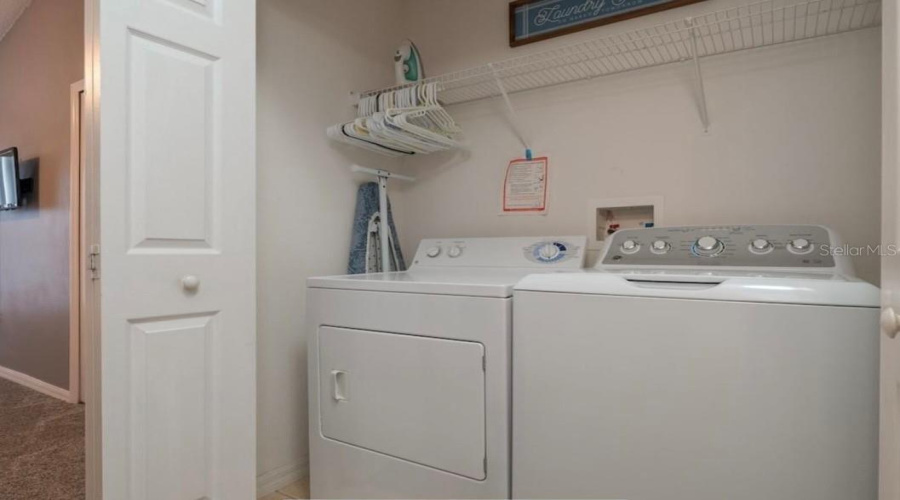Laundry closet with washer & dryer