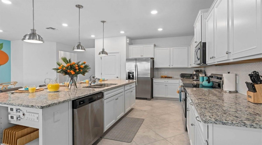 DAVENPORT, Florida 33897, 8 Bedrooms Bedrooms, ,6 BathroomsBathrooms,Residential,For Sale,LELANI,0,MFRO6377009