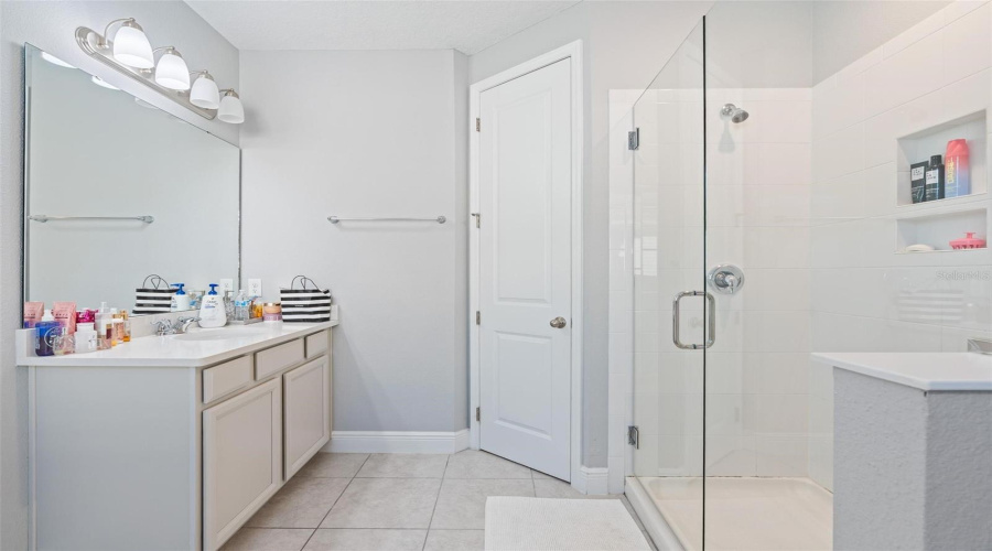 ORLANDO, Florida 32836, 5 Bedrooms Bedrooms, ,4 BathroomsBathrooms,Residential,For Sale,LUDINGTON,0,MFRO6377060