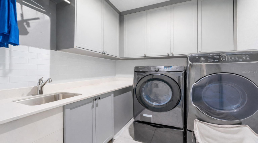 ORLANDO, Florida 32836, 5 Bedrooms Bedrooms, ,4 BathroomsBathrooms,Residential,For Sale,LUDINGTON,0,MFRO6377060