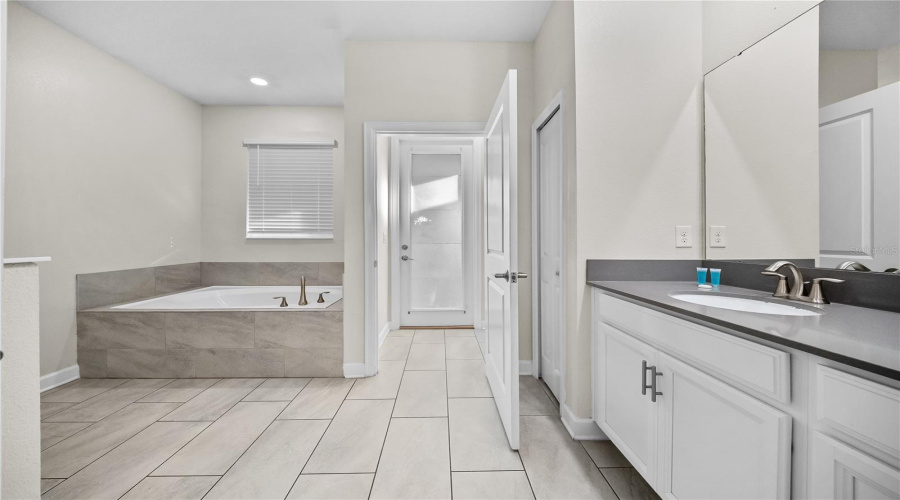 KISSIMMEE, Florida 34746, 8 Bedrooms Bedrooms, ,5 BathroomsBathrooms,Residential,For Sale,NARRATIVE,0,MFRO6377559