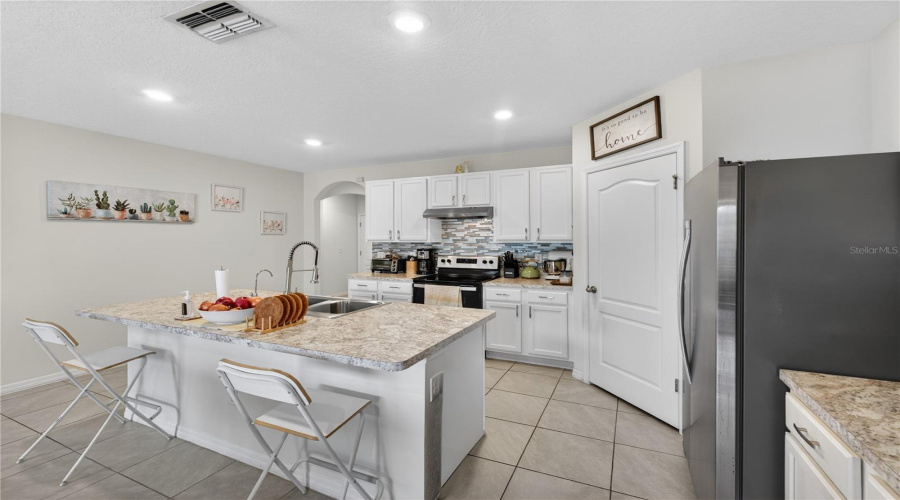 DAVENPORT, Florida 33897, 4 Bedrooms Bedrooms, ,2 BathroomsBathrooms,Residential,For Sale,FOX SQUIRREL,0,MFRO6377896