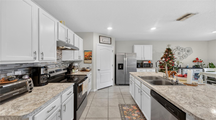 DAVENPORT, Florida 33897, 4 Bedrooms Bedrooms, ,2 BathroomsBathrooms,Residential,For Sale,FOX SQUIRREL,0,MFRO6377896