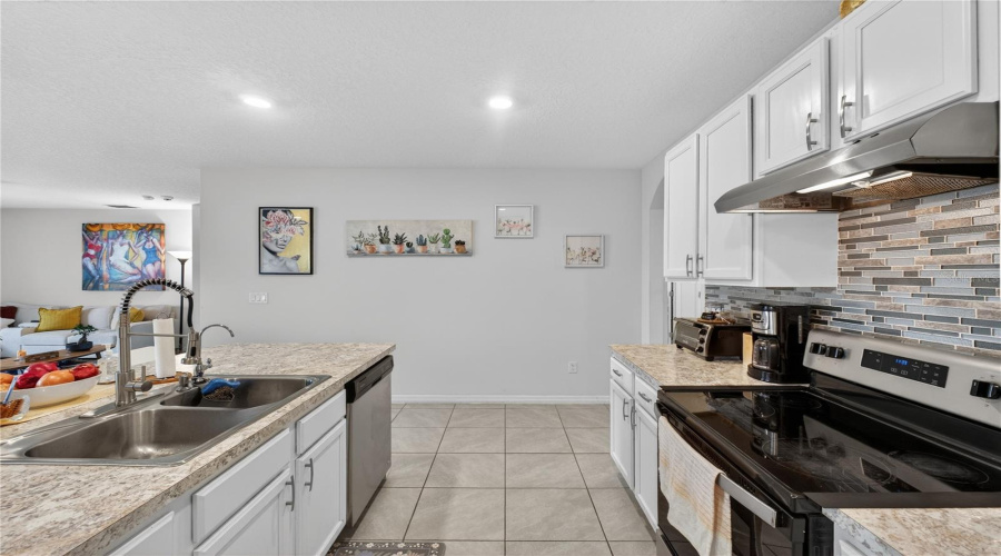 DAVENPORT, Florida 33897, 4 Bedrooms Bedrooms, ,2 BathroomsBathrooms,Residential,For Sale,FOX SQUIRREL,0,MFRO6377896