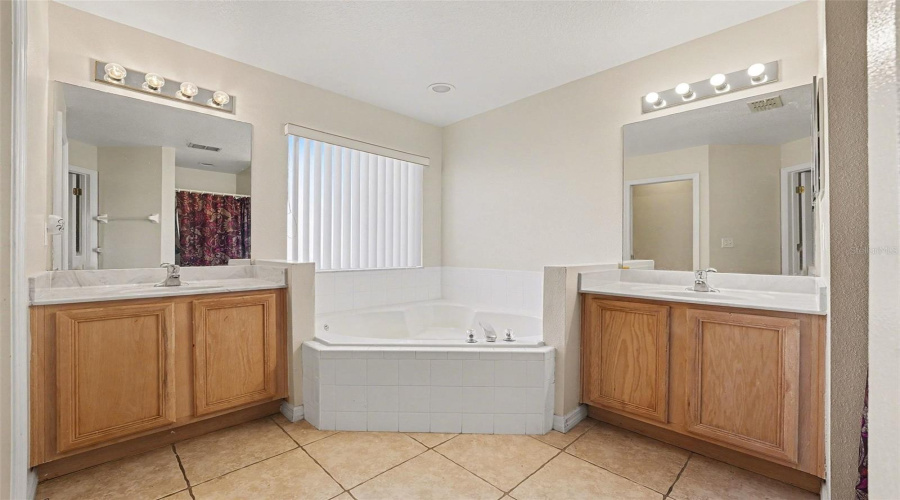 KISSIMMEE, Florida 34747, 7 Bedrooms Bedrooms, ,6 BathroomsBathrooms,Residential,For Sale,LA ISLA,0,MFRO6377229