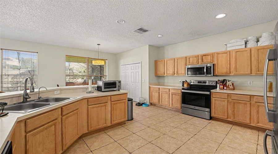 KISSIMMEE, Florida 34747, 7 Bedrooms Bedrooms, ,6 BathroomsBathrooms,Residential,For Sale,LA ISLA,0,MFRO6377229