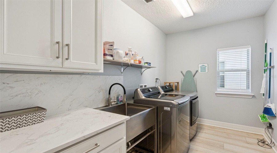 ORLANDO, Florida 32836, 4 Bedrooms Bedrooms, ,3 BathroomsBathrooms,Residential,For Sale,LEMON LAKE,0,MFRO6375590