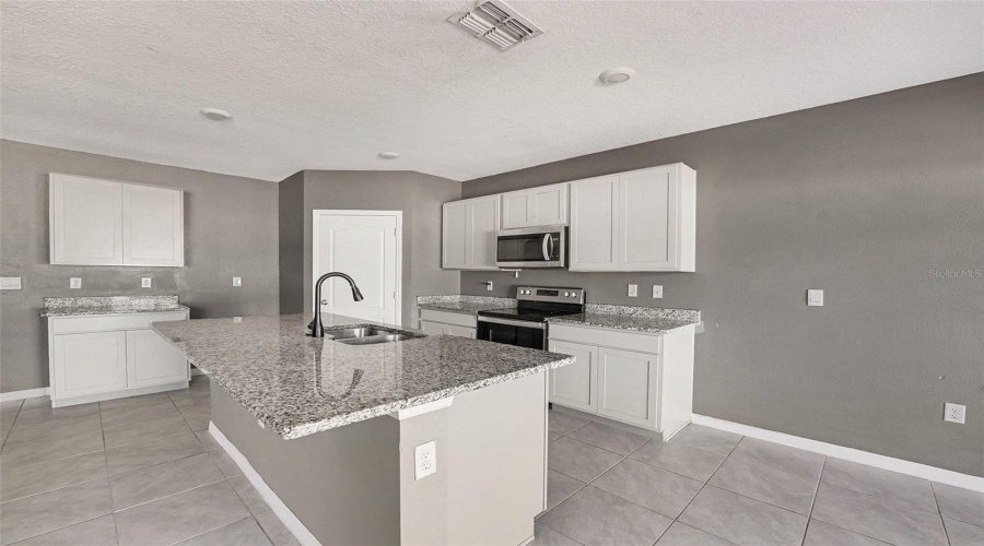 DAVENPORT, Florida 33837, 5 Bedrooms Bedrooms, ,3 BathroomsBathrooms,Residential,For Sale,SUGARWOOD,0,MFRTB8470294