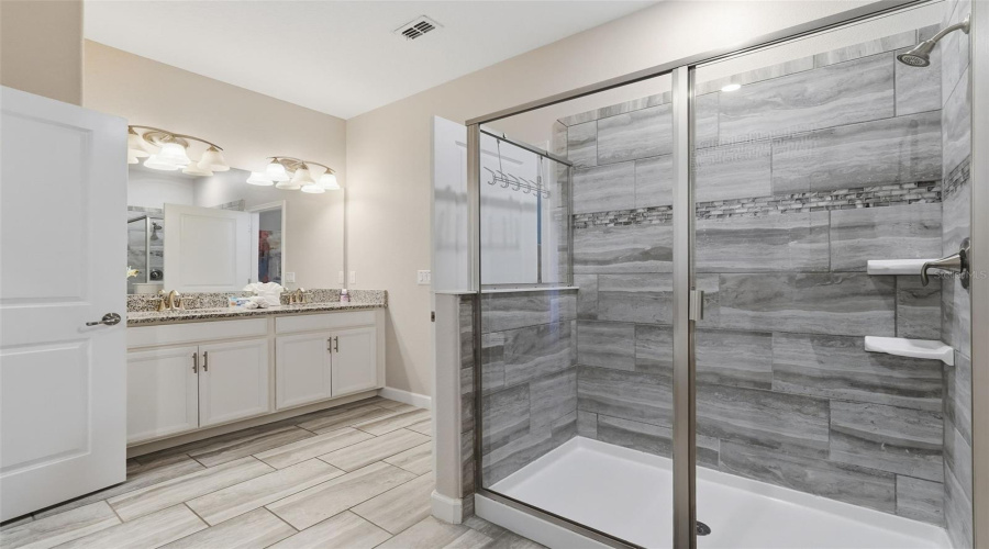 DAVENPORT, Florida 33896, 8 Bedrooms Bedrooms, ,5 BathroomsBathrooms,Residential,For Sale,ROLLING FAIRWAY,0,MFRTB8470717