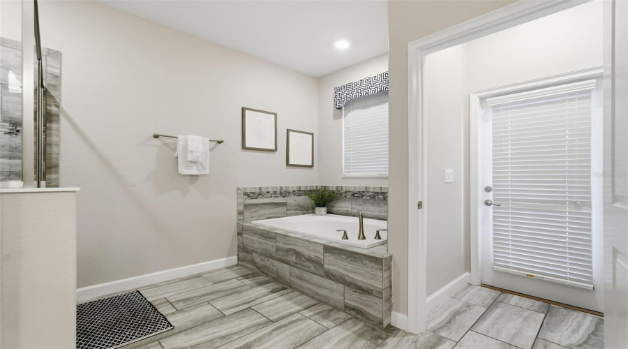 DAVENPORT, Florida 33896, 8 Bedrooms Bedrooms, ,5 BathroomsBathrooms,Residential,For Sale,ROLLING FAIRWAY,0,MFRTB8470717