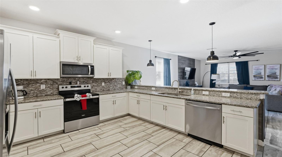 DAVENPORT, Florida 33896, 8 Bedrooms Bedrooms, ,5 BathroomsBathrooms,Residential,For Sale,ROLLING FAIRWAY,0,MFRTB8470717