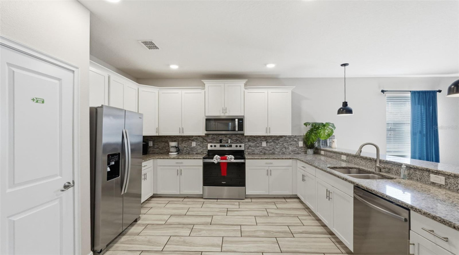 DAVENPORT, Florida 33896, 8 Bedrooms Bedrooms, ,5 BathroomsBathrooms,Residential,For Sale,ROLLING FAIRWAY,0,MFRTB8470717