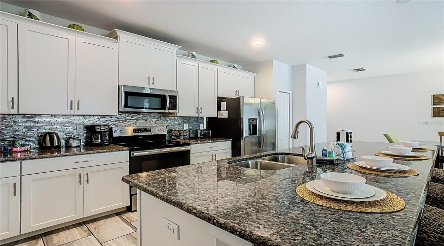 DAVENPORT, Florida 33896, 4 Bedrooms Bedrooms, ,3 BathroomsBathrooms,Residential,For Sale,DOGLEG,0,MFRO6328880