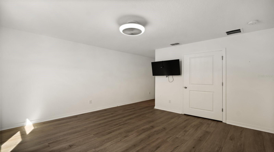 Bedroom w ensuite bathroom