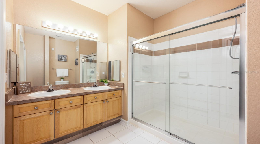 Primary en-suite bath.