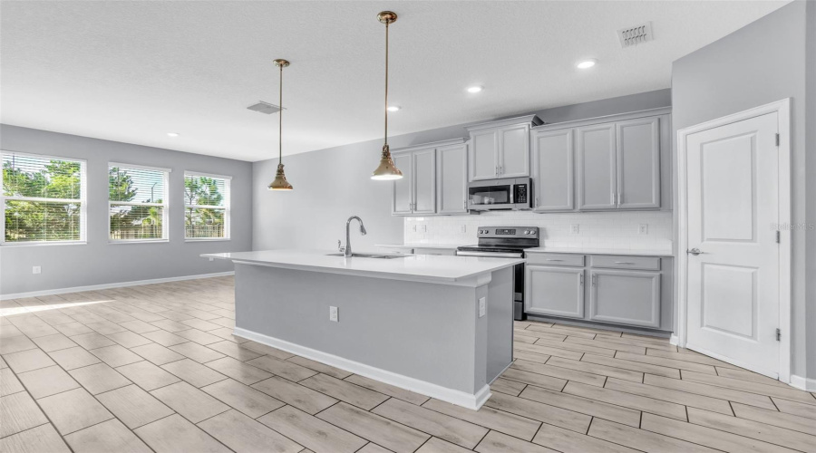 DAVENPORT, Florida 33896, 4 Bedrooms Bedrooms, ,2 BathroomsBathrooms,Residential,For Sale,DOWNSWING,0,MFRO6364832