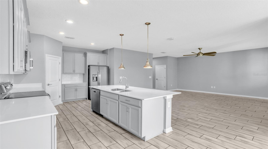 DAVENPORT, Florida 33896, 4 Bedrooms Bedrooms, ,2 BathroomsBathrooms,Residential,For Sale,DOWNSWING,0,MFRO6364832