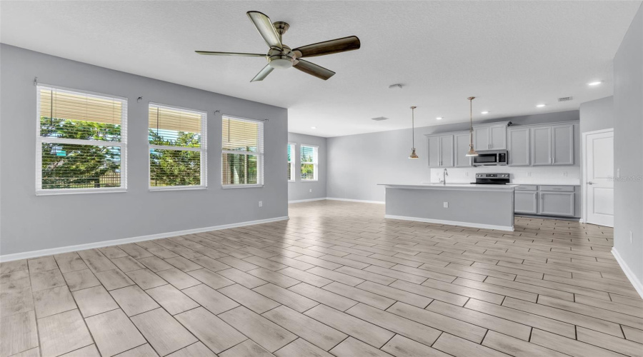 DAVENPORT, Florida 33896, 4 Bedrooms Bedrooms, ,2 BathroomsBathrooms,Residential,For Sale,DOWNSWING,0,MFRO6364832