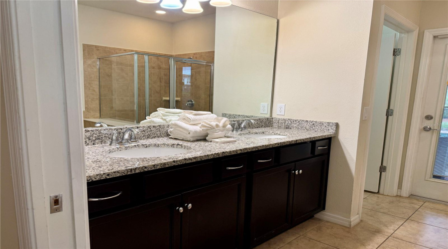 DAVENPORT, Florida 33837, 7 Bedrooms Bedrooms, ,5 BathroomsBathrooms,Residential,For Sale,MISTY OAK,0,MFRS5141444