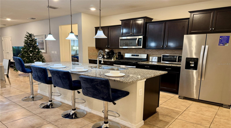 DAVENPORT, Florida 33837, 7 Bedrooms Bedrooms, ,5 BathroomsBathrooms,Residential,For Sale,MISTY OAK,0,MFRS5141444