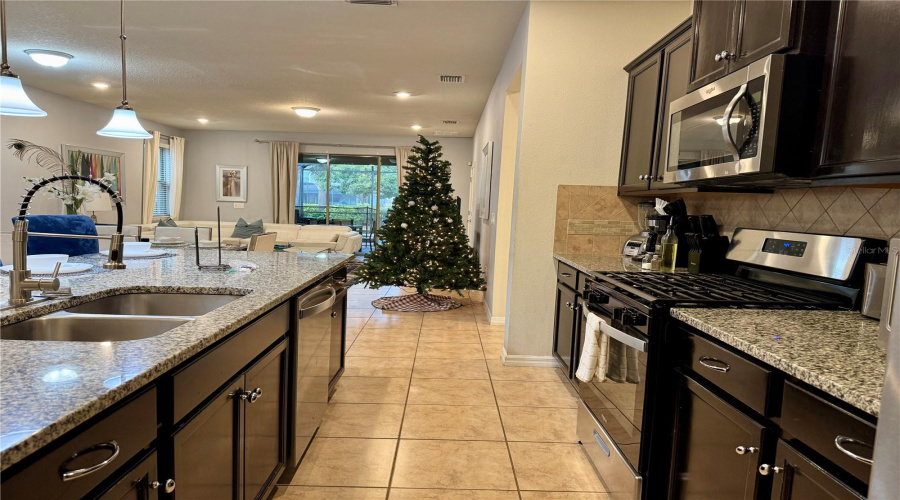 DAVENPORT, Florida 33837, 7 Bedrooms Bedrooms, ,5 BathroomsBathrooms,Residential,For Sale,MISTY OAK,0,MFRS5141444