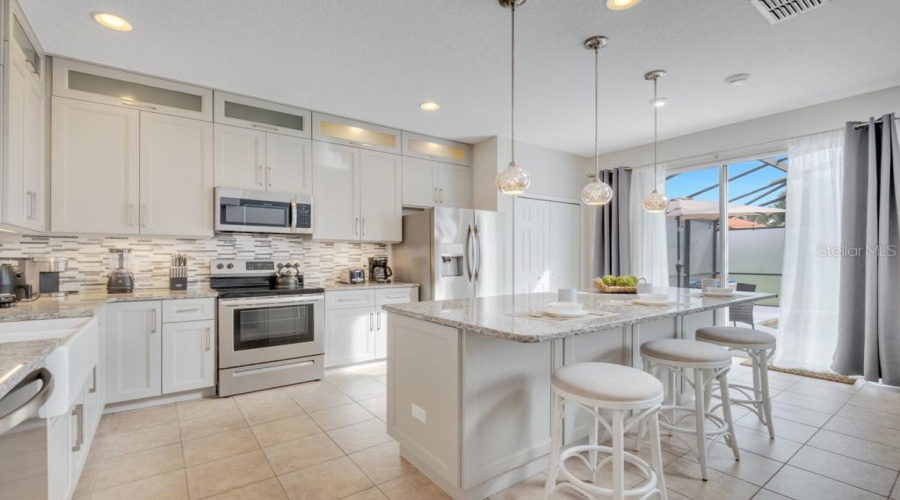 DAVENPORT, Florida 33897, 7 Bedrooms Bedrooms, ,4 BathroomsBathrooms,Residential,For Sale,CORDOVA,0,MFRO6378732