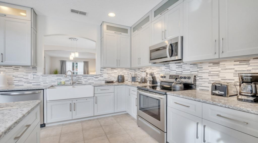 DAVENPORT, Florida 33897, 7 Bedrooms Bedrooms, ,4 BathroomsBathrooms,Residential,For Sale,CORDOVA,0,MFRO6378732