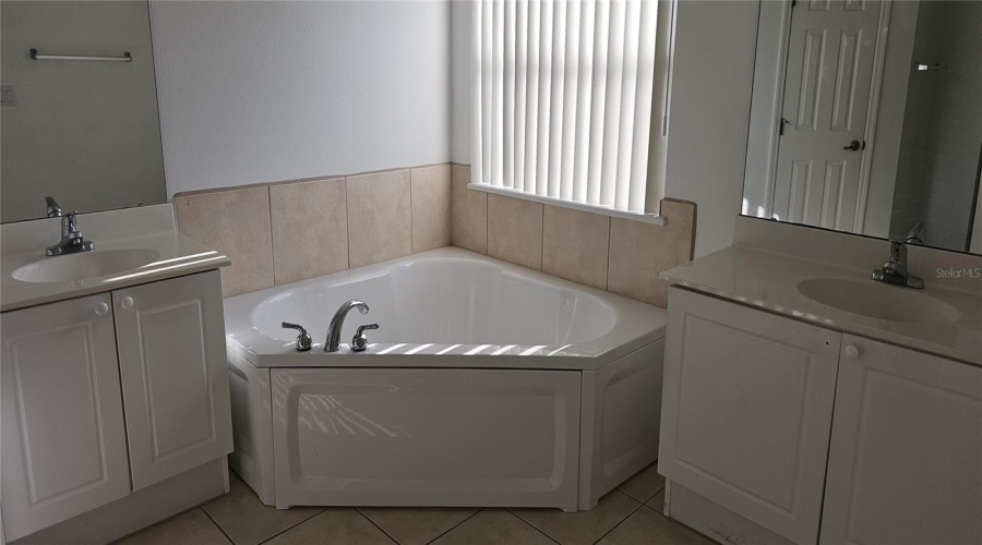 KISSIMMEE, Florida 34746, 4 Bedrooms Bedrooms, ,3 BathroomsBathrooms,Residential,For Sale,CLUB CORTILE,0,MFRS5132809