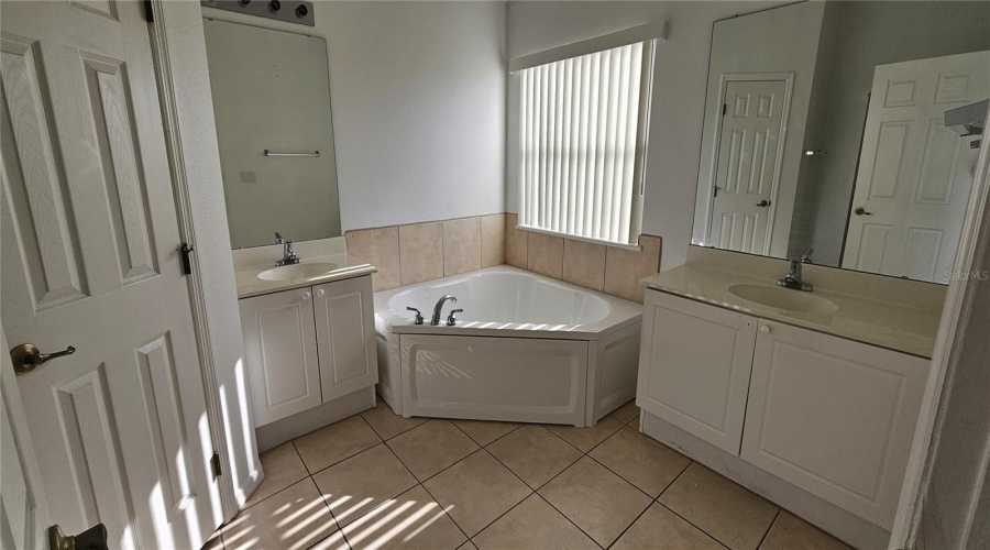 KISSIMMEE, Florida 34746, 4 Bedrooms Bedrooms, ,3 BathroomsBathrooms,Residential,For Sale,CLUB CORTILE,0,MFRS5132809