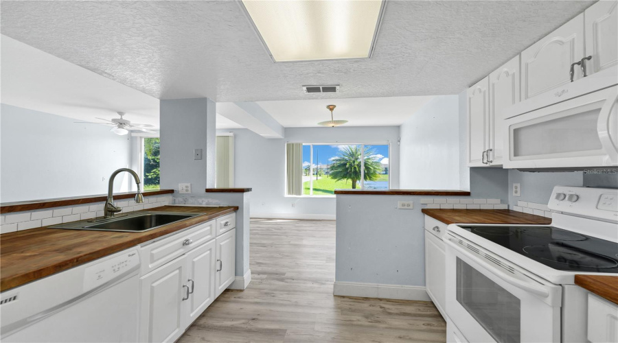 DAVENPORT, Florida 33897, 4 Bedrooms Bedrooms, ,3 BathroomsBathrooms,Residential,For Sale,WASHINGTON PALM,0,MFRO6354234