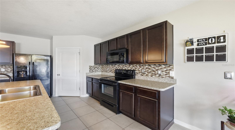 DAVENPORT, Florida 33897, 5 Bedrooms Bedrooms, ,3 BathroomsBathrooms,Residential,For Sale,LAZY WILLOW,0,MFRS5140894