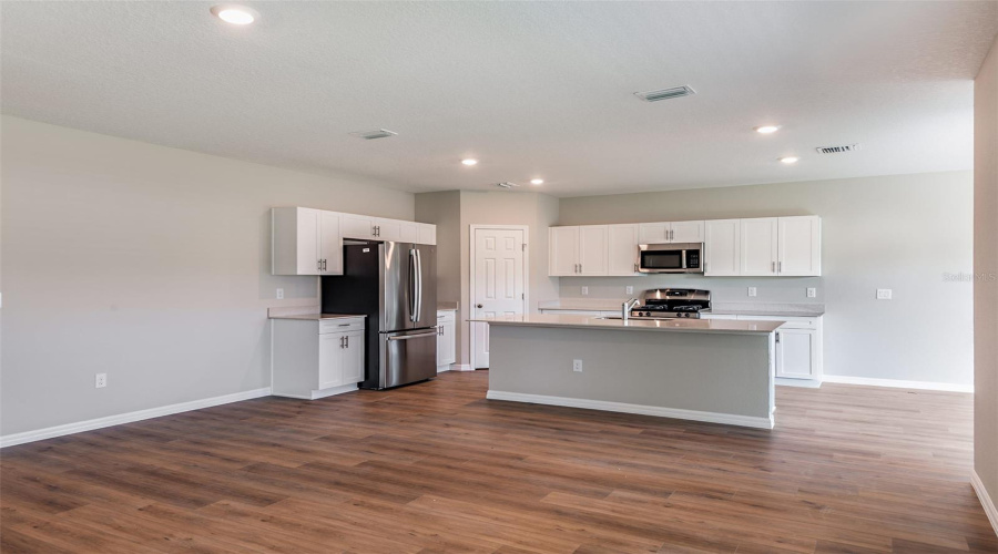 DAVENPORT, Florida 33837, 5 Bedrooms Bedrooms, ,3 BathroomsBathrooms,Residential,For Sale,ROLLING LAKE,0,MFRTB8473171