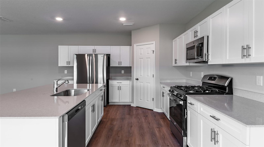 DAVENPORT, Florida 33837, 5 Bedrooms Bedrooms, ,3 BathroomsBathrooms,Residential,For Sale,ROLLING LAKE,0,MFRTB8473171