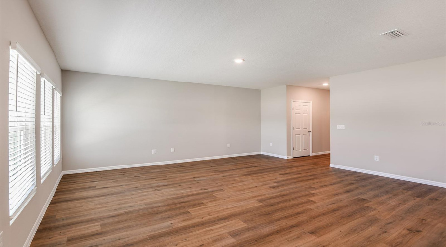 DAVENPORT, Florida 33837, 5 Bedrooms Bedrooms, ,3 BathroomsBathrooms,Residential,For Sale,ROLLING LAKE,0,MFRTB8473171