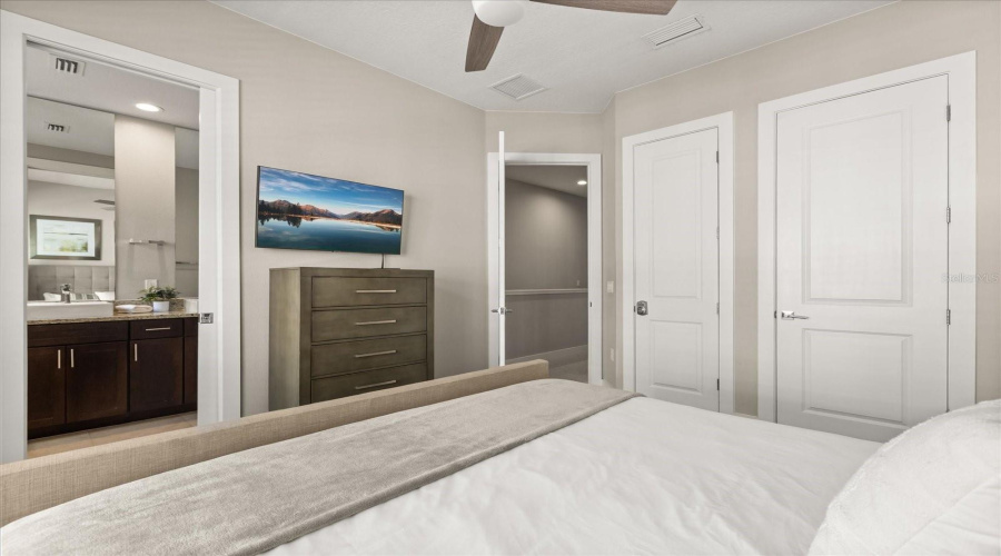 Bedroom and en-suite full bathroom