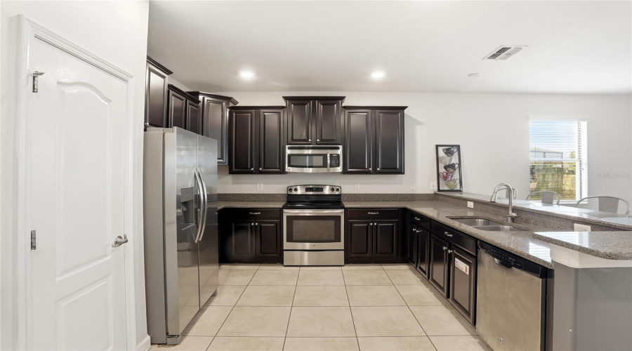 DAVENPORT, Florida 33896, 7 Bedrooms Bedrooms, ,5 BathroomsBathrooms,Residential,For Sale,SHADOW MOUNTAIN,0,MFRO6379163