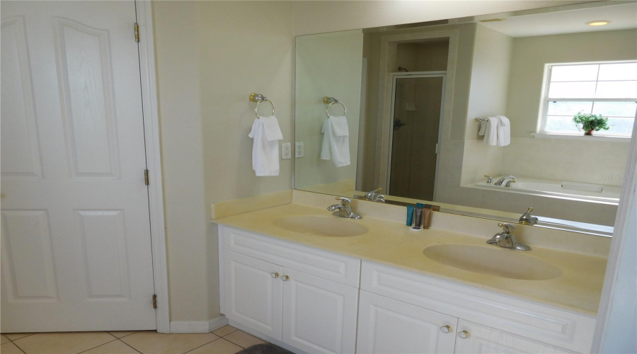 DAVENPORT, Florida 33897, 5 Bedrooms Bedrooms, ,5 BathroomsBathrooms,Residential,For Sale,VISTA,0,MFRS5143359