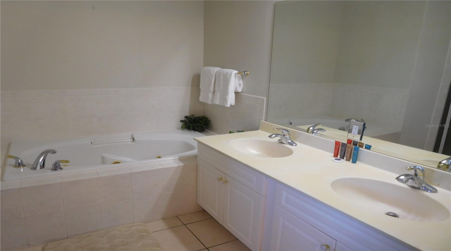 DAVENPORT, Florida 33897, 5 Bedrooms Bedrooms, ,5 BathroomsBathrooms,Residential,For Sale,VISTA,0,MFRS5143359