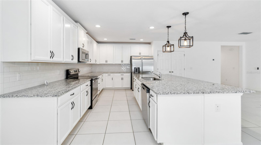 DAVENPORT, Florida 33837, 4 Bedrooms Bedrooms, ,2 BathroomsBathrooms,Residential,For Sale,AVENAL,0,MFRO6303370