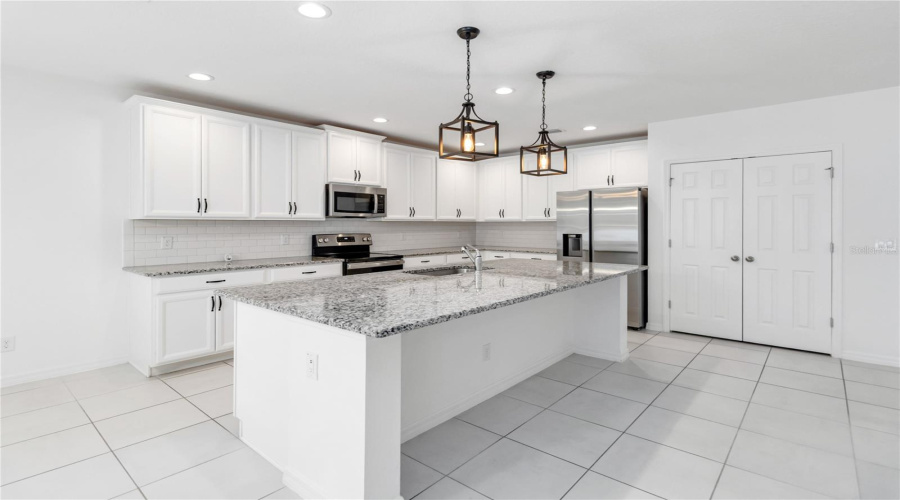 DAVENPORT, Florida 33837, 4 Bedrooms Bedrooms, ,2 BathroomsBathrooms,Residential,For Sale,AVENAL,0,MFRO6303370