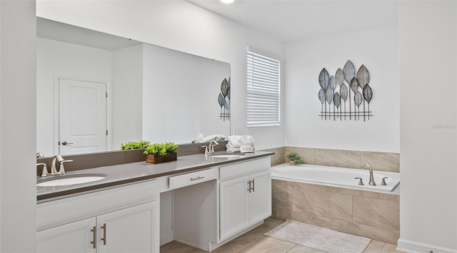 DAVENPORT, Florida 33896, 5 Bedrooms Bedrooms, ,5 BathroomsBathrooms,Residential,For Sale,KINGSBARN,0,MFRO6380692