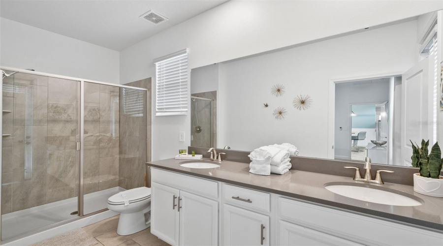 DAVENPORT, Florida 33896, 5 Bedrooms Bedrooms, ,5 BathroomsBathrooms,Residential,For Sale,KINGSBARN,0,MFRO6380692