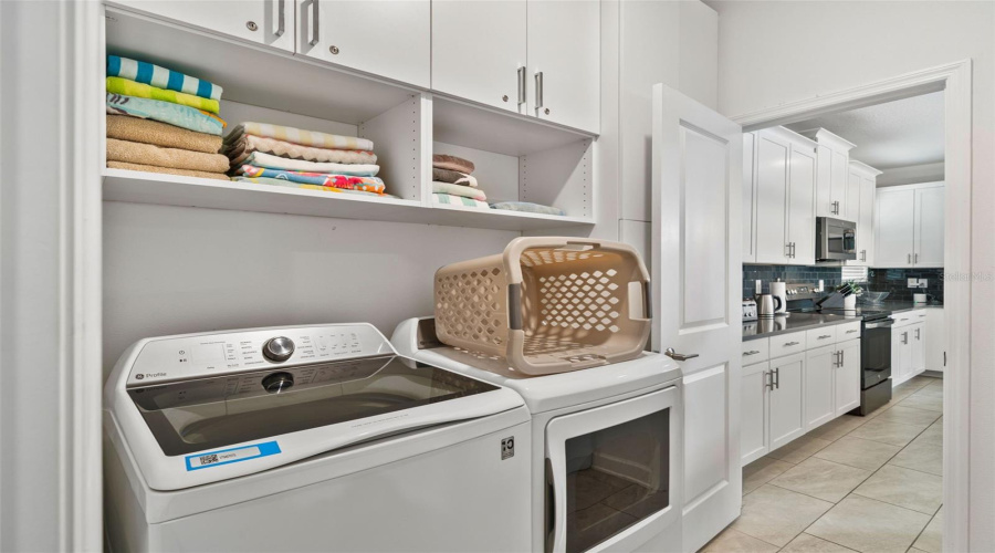 DAVENPORT, Florida 33896, 5 Bedrooms Bedrooms, ,5 BathroomsBathrooms,Residential,For Sale,KINGSBARN,0,MFRO6380692