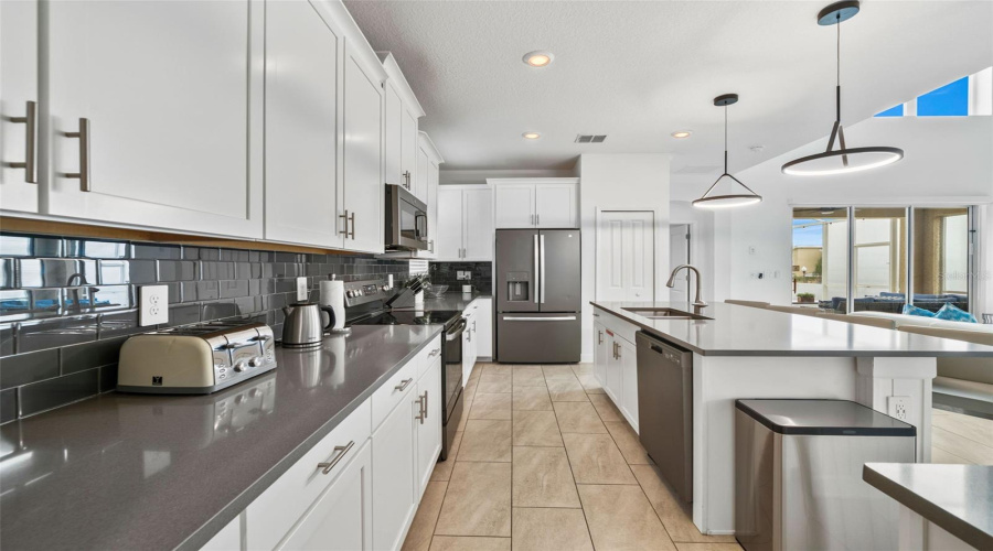 DAVENPORT, Florida 33896, 5 Bedrooms Bedrooms, ,5 BathroomsBathrooms,Residential,For Sale,KINGSBARN,0,MFRO6380692