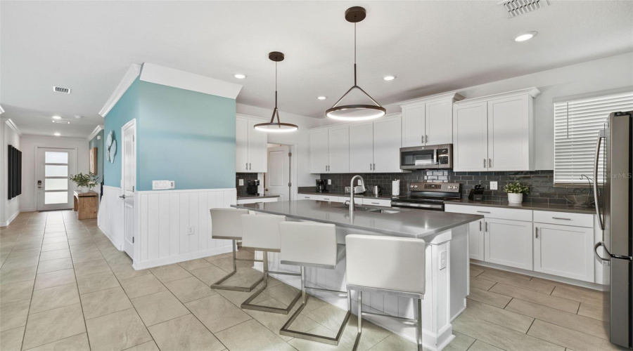 DAVENPORT, Florida 33896, 5 Bedrooms Bedrooms, ,5 BathroomsBathrooms,Residential,For Sale,KINGSBARN,0,MFRO6380692