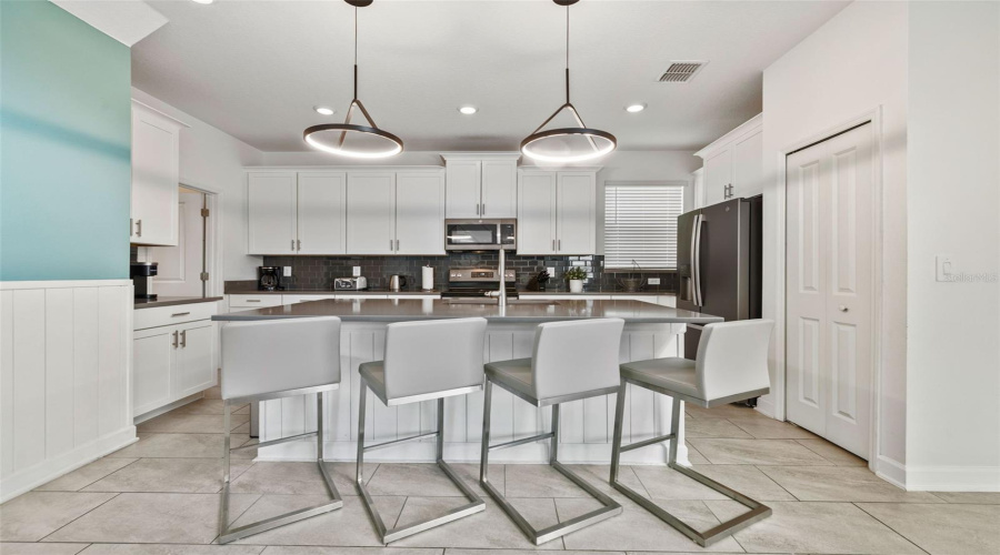 DAVENPORT, Florida 33896, 5 Bedrooms Bedrooms, ,5 BathroomsBathrooms,Residential,For Sale,KINGSBARN,0,MFRO6380692