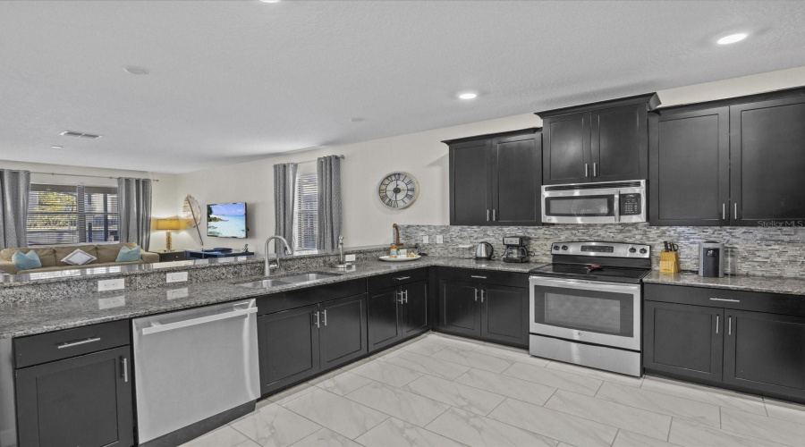 DAVENPORT, Florida 33896, 8 Bedrooms Bedrooms, ,5 BathroomsBathrooms,Residential,For Sale,SCRAMBLE,0,MFRS5142790