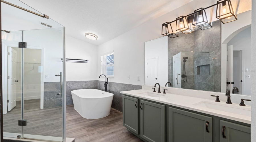 Primary En-Suite Bathroom