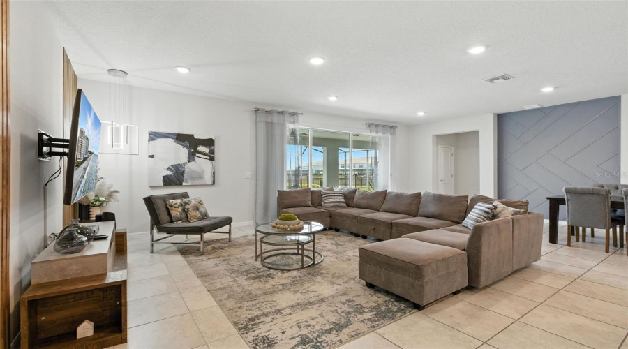 DAVENPORT, Florida 33897, 8 Bedrooms Bedrooms, ,6 BathroomsBathrooms,Residential,For Sale,LANA,0,MFRO6380979