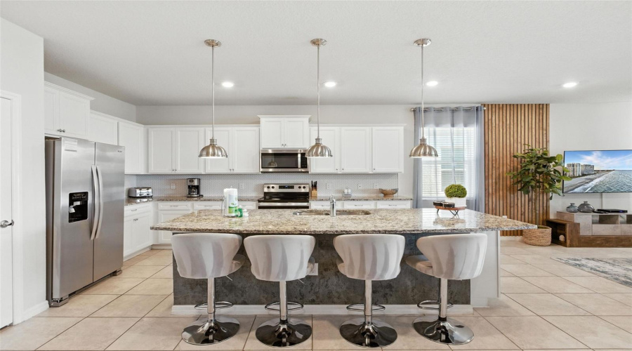 DAVENPORT, Florida 33897, 8 Bedrooms Bedrooms, ,6 BathroomsBathrooms,Residential,For Sale,LANA,0,MFRO6380979